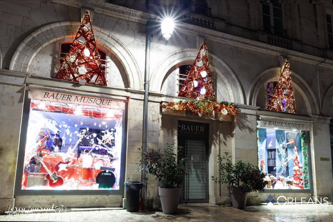 Vitrine de Noël boutique Bauer Musique Orleanshop by Night