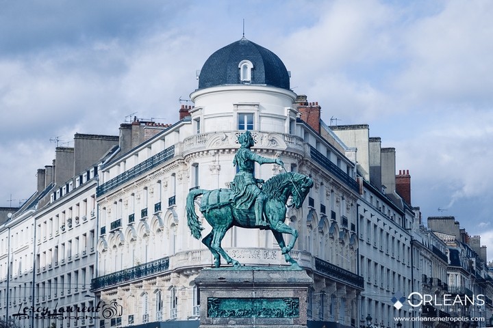 Jeanne d'Arc devant la rue de la république Orléans