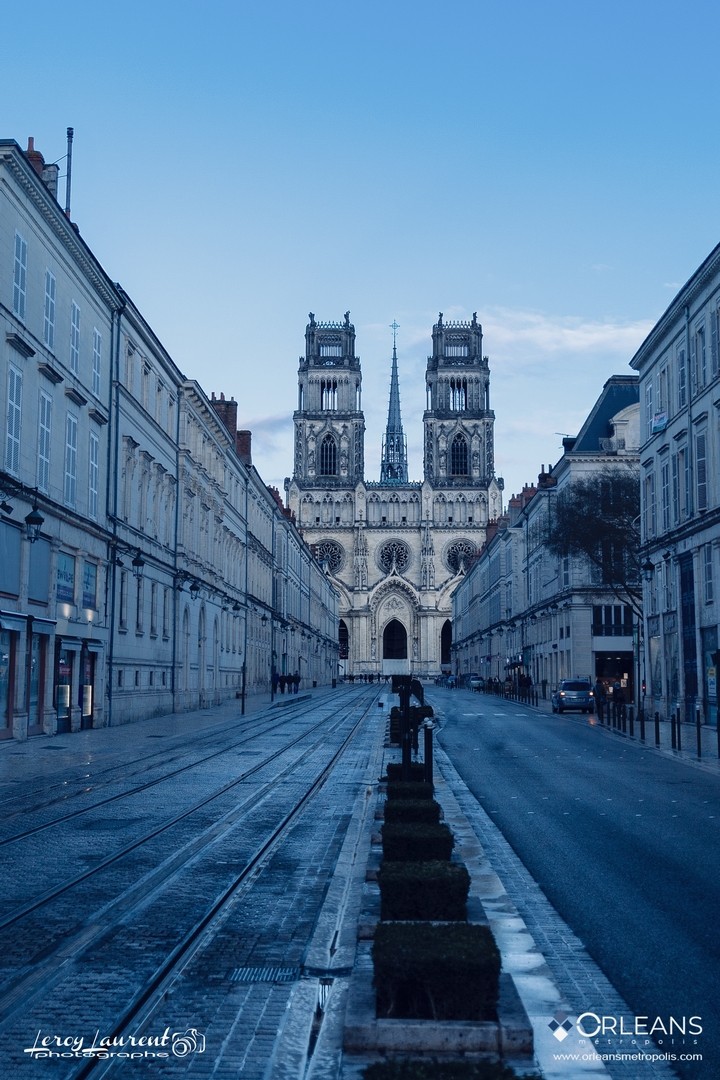 Rue Jeanne d’Arc  & Cathédrale à l'Aube