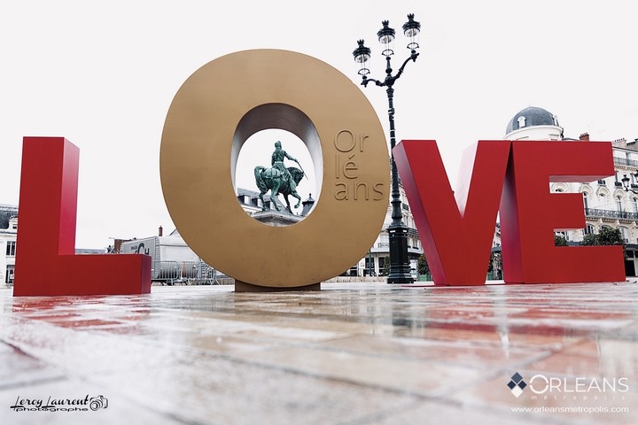 LOVE orléans Saint Valentin place du Martroi